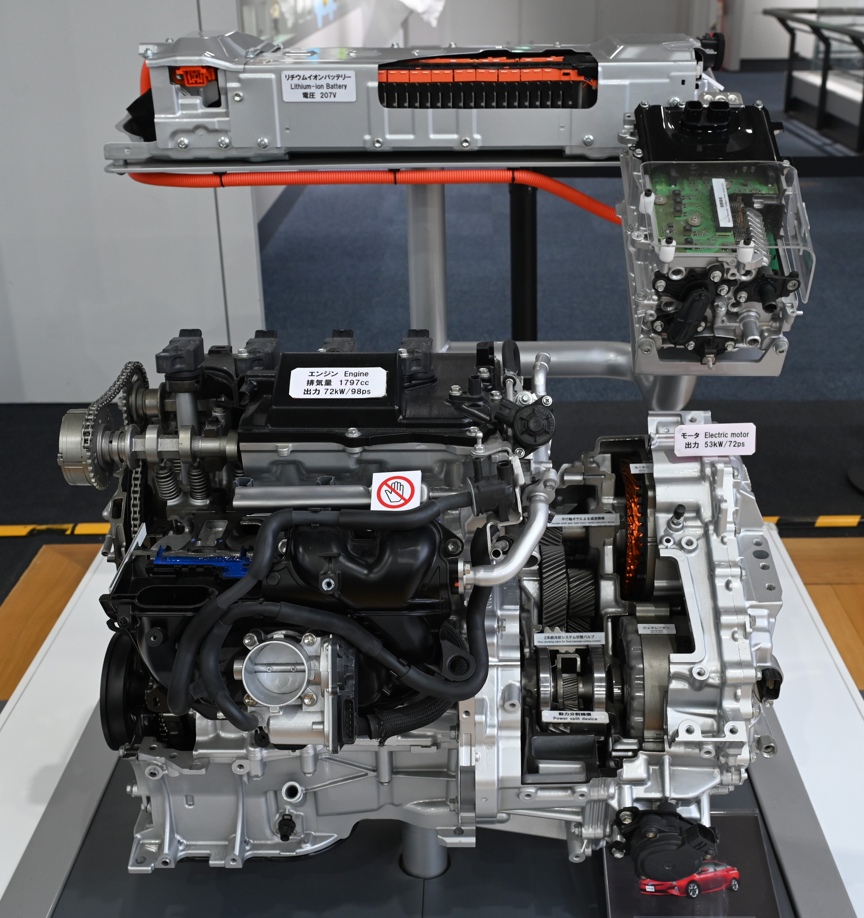 Toyota и твърдотелните батерии: 40 години живот и зареждане за 10 минути до 2028 г.